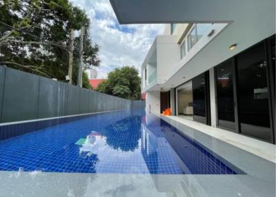 4 Bedrooms 5 Bathrooms Size 140sqm. Ekkamai Soi 8 for Rent 250,000 THB for Sale 100,000,000 THB