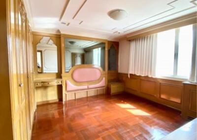 3 Bedrooms 3 Bathrooms Size 250sqm. Sukhumvit 31-39 for Rent 60,000 THB