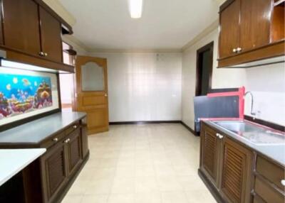 3 Bedrooms 3 Bathrooms Size 250sqm. Sukhumvit 31-39 for Rent 60,000 THB