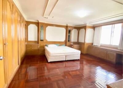 3 Bedrooms 3 Bathrooms Size 250sqm. Sukhumvit 31-39 for Rent 60,000 THB