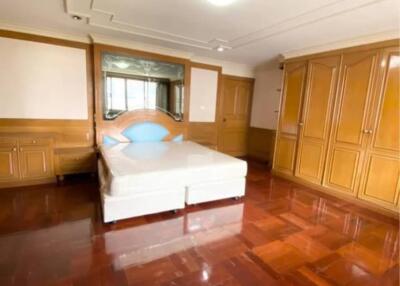 3 Bedrooms 3 Bathrooms Size 250sqm. Sukhumvit 31-39 for Rent 60,000 THB