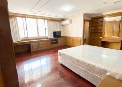 3 Bedrooms 3 Bathrooms Size 250sqm. Sukhumvit 31-39 for Rent 60,000 THB