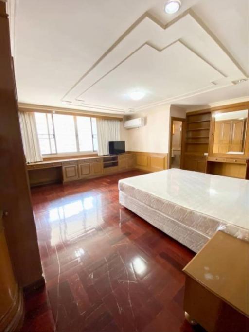 3 Bedrooms 3 Bathrooms Size 250sqm. Sukhumvit 31-39 for Rent 60,000 THB