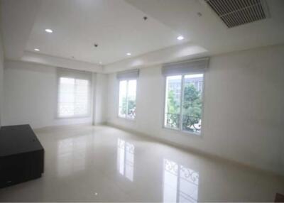 2 Bedrooms 2 Bathrooms Size 96sqm. La Vie En Rose Place condominium for Rent 45,000 THB