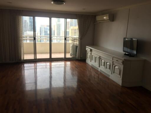 3 Bedrooms 3 Bathrooms Size 250sqm. Regent on the Park 1 for Rent 55,000 THB