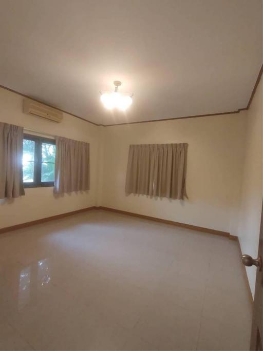 HOUSE  4 Bedrooms 4 Bathrooms Size 250sqm. Soi Yennakart for Rent 90,000 THB