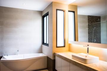 HOUSE  4 Bedrooms 5 Bathrooms Size 425sqm. Em Villas Soi 24 for Rent 200,000 THB