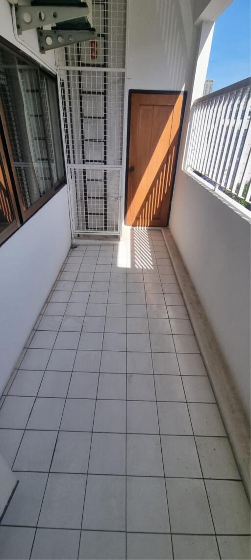 2 Bedrooms 2 Bathrooms Size 160sqm. Siam Court for Rent 45,000 THB