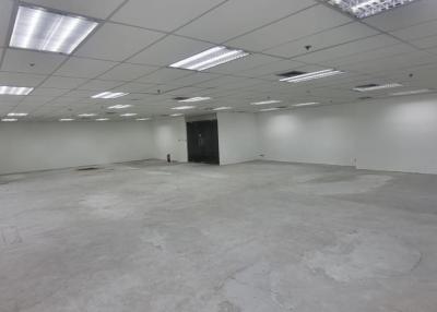 OFFICE at Lake Ratchada Complex Size 295sqm for rent 610thb/sqm SO, 179,950 THB