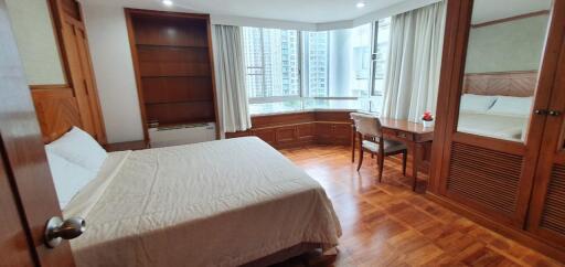 2 Bedrooms 2 Bathrooms Size 150sqm. Suan Phinit for Rent 63,000 THB