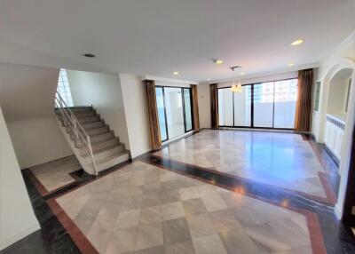 3 Bedrooms 4 Bathrooms Size 375sqm. Regent on the Park 1 for Rent 80,000 THB