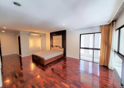 3 Bedrooms 4 Bathrooms Size 375sqm. Regent on the Park 1 for Rent 80,000 THB