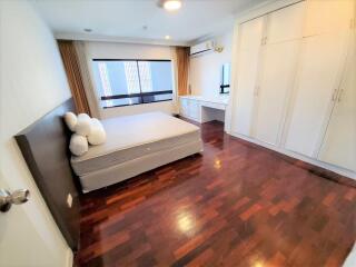 3 Bedrooms 4 Bathrooms Size 375sqm. Regent on the Park 1 for Rent 80,000 THB