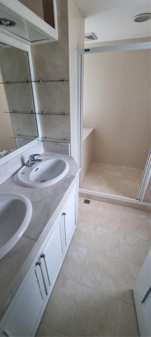 2 Bedrooms 2 Bathrooms Size 220sqm. Peng Seng Mansion for Rent 90,000 THB