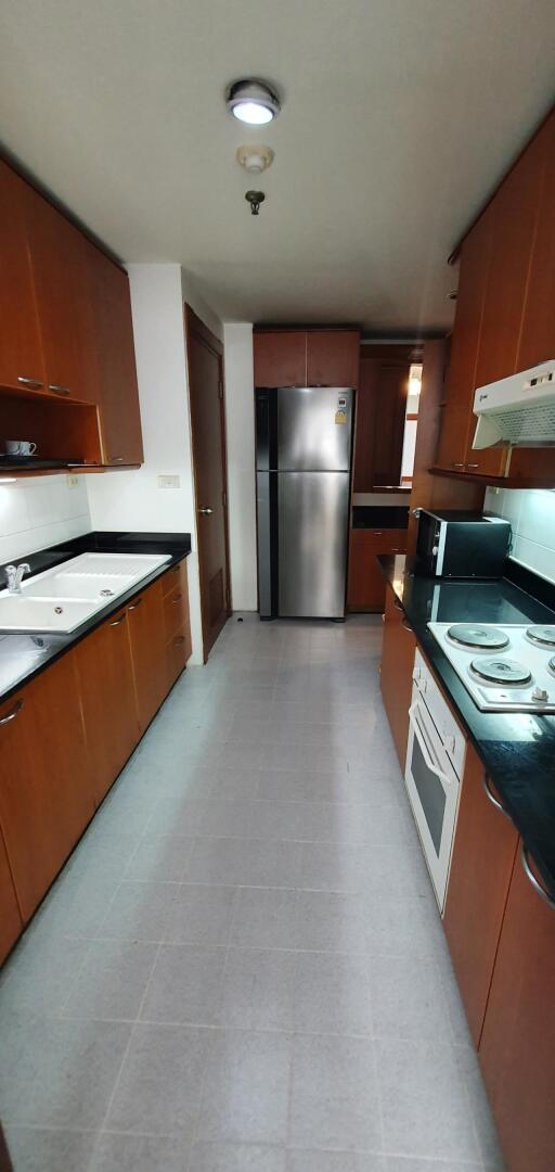 2 Bedrooms 2 Bathrooms Maidroom 150sqm Suan Phinit for rent 63000 Thb