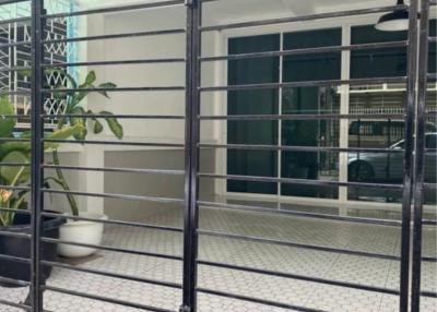 Townhouse  3 Bedrooms 4 Bathrooms Size 215sqm. Phra Khanong for Rent 45,000 THB for Sale 12mTHB