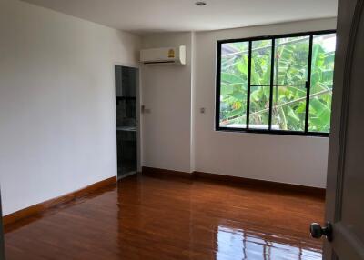 HOUSE  4 Bedrooms 4 Bathrooms Size 400sqm. Soi Thonglor for Rent 125,000 THB