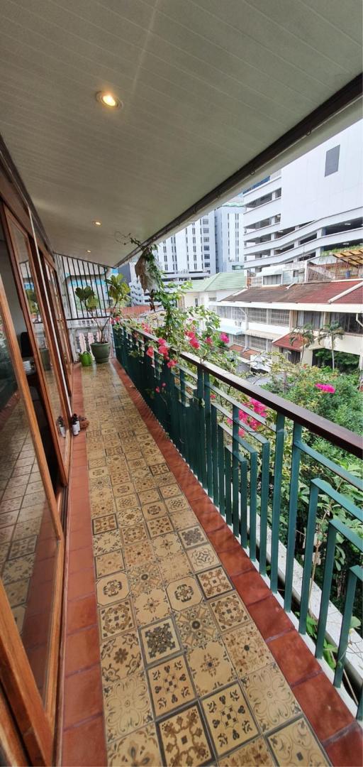 Townhouse for SALE: 4 Bedrooms 3 Bathrooms Size 33 square wa, 390 s.qm. Sathorn Suan Phlu for Sale 35mTHB