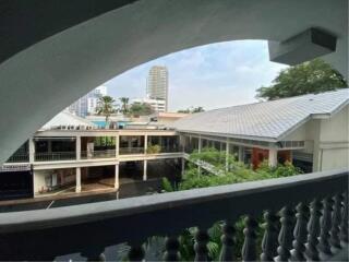 3 bedrooms 2 bathrooms size 140sqm. Royal Castle for Rent 50,000 THB for Sale 15mTHB