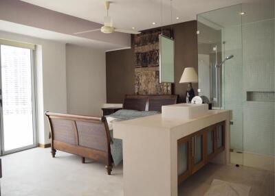 2 Bedrooms 3 Bathrooms Size 273sqm. Watermark Chaophraya River for Rent 69,000 THB