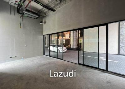 Exclusive Boutique Retail Space in High-End Hotel Drop-Off Zone, Sukhumvit Soi 24, Bangkok: Ideal for Upscale Coffee Shop, Flower Shop or Dispensary