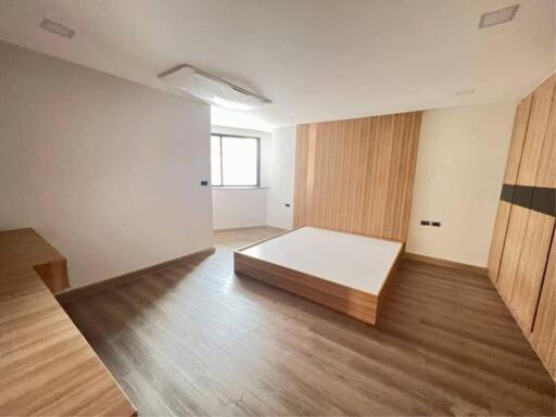 3 Bedrooms 3 Bathrooms Size 223sqm. President Park Sukhumvit 24 for Rent 65,000 THB