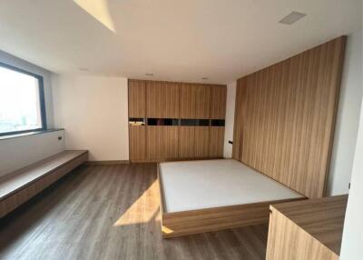 3 Bedrooms 3 Bathrooms Size 223sqm. President Park Sukhumvit 24 for Rent 65,000 THB