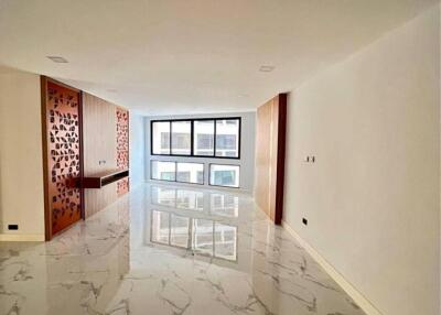 3 Bedrooms 3 Bathrooms Size 223sqm. President Park Sukhumvit 24 for Rent 65,000 THB