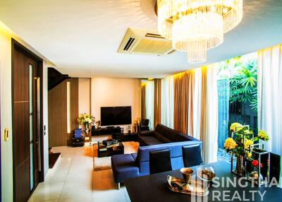 For RENT : Townhouse Ekkamai / 4 Bedroom / 5 Bathrooms / 391 sqm / 110000 THB [7937063]