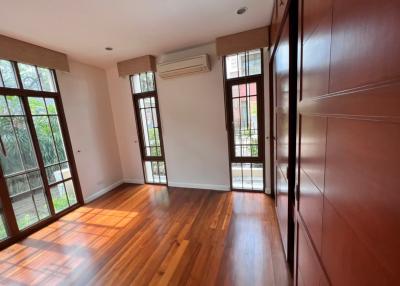 For RENT : House Phrakanong / 4 Bedroom / 4 Bathrooms / 437 sqm / 190000 THB [R11604]