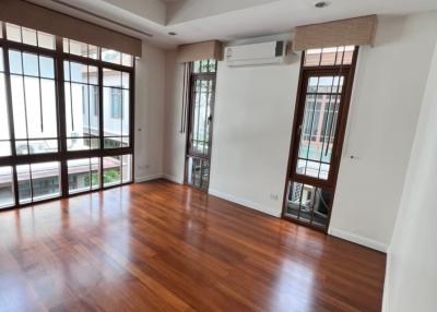 For RENT : House Phrakanong / 4 Bedroom / 4 Bathrooms / 437 sqm / 190000 THB [R11604]