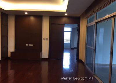 For RENT : L6 Residence / 4 Bedroom / 4 Bathrooms / 460 sqm / 230000 THB [R11644]