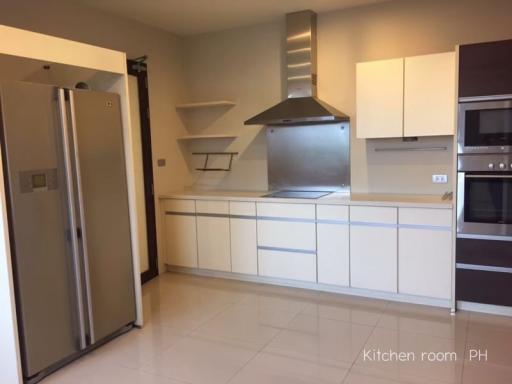 For RENT : L6 Residence / 4 Bedroom / 4 Bathrooms / 460 sqm / 230000 THB [R11644]
