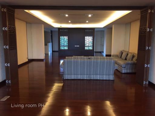 For RENT : L6 Residence / 4 Bedroom / 4 Bathrooms / 460 sqm / 230000 THB [R11644]