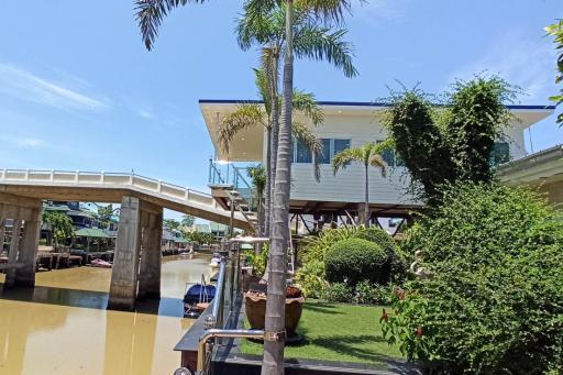Waterfront Villa for Sale - 4 Bed 5 Bath with Private Pool and Mooring Dock