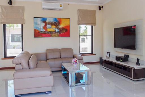 Pool Villa in Mabprachan - 4 Bed 4 Bath