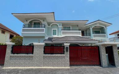 2-Storey House for Sale - 6 Bed 4 Bath