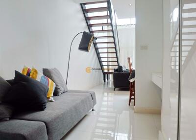 คอนโดนี้มี 1 ห้องนอน  อยู่ในโครงการ คอนโดมิเนียมชื่อ The Axis Condo Pattaya 