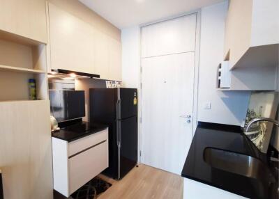 Modern kitchen with black countertop and appliances