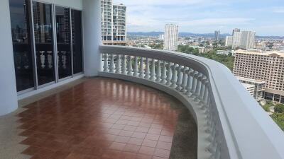 Park Beach 2 Bed Condo For Rent in Wongamat