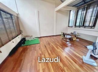 3 Bed 3 Bath 300 SQ.M Ploenchit Villa