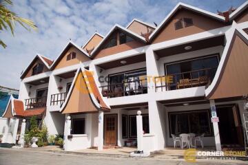 บ้านหลังนี้มี 2 ห้องนอน  อยู่ในโครงการชื่อ Corrib Village  ตั้งอยู่ที่ พระตำหนัก