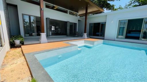 4 Bedrooms Modern Style Pool Villa