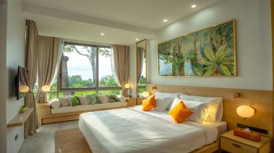 One-Bedroom Residence Enjoys Stunning Ocean / Mountain views