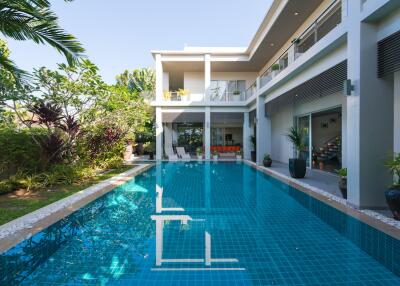 4 Bedrooms Modern Style Pool Villa