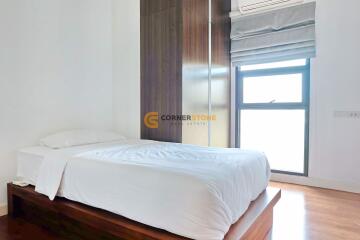 คอนโดนี้มี 2 ห้องนอน  อยู่ในโครงการ คอนโดมิเนียมชื่อ The Axis Condo Pattaya 