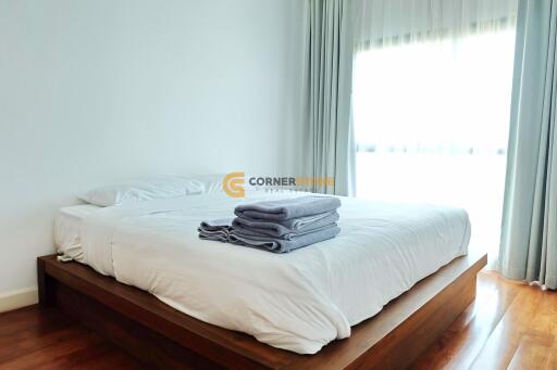 คอนโดนี้มี 2 ห้องนอน  อยู่ในโครงการ คอนโดมิเนียมชื่อ The Axis Condo Pattaya 