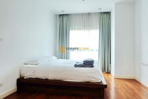 คอนโดนี้มี 2 ห้องนอน  อยู่ในโครงการ คอนโดมิเนียมชื่อ The Axis Condo Pattaya 