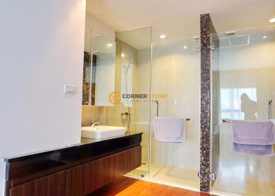 คอนโดนี้มี 2 ห้องนอน  อยู่ในโครงการ คอนโดมิเนียมชื่อ The Axis Condo Pattaya 