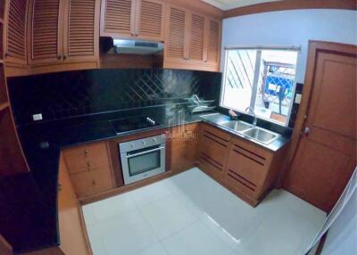 For Rent Spacious 4 Bed 6 Bath Townhouse in Thonglor Fantastic Location